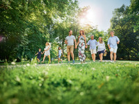 Vorsorge für die ganze Familie: Zecken-Alarm im Grünen