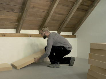 Neu: Staatliche Förderung für DIY-Maßnahme sichern – Holzfaser dämmt oberste Geschossdecke nachhaltig