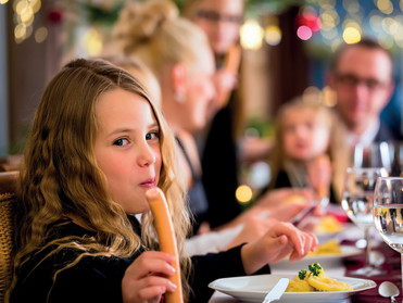 Damit die Wurst beim Hineinbeißen richtig „knackt“, sollte sie im Naturdarm sein. Foto: Kzenon/stock.adobe.com/akz-o
