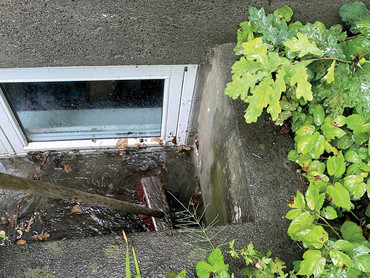 Wer rechtzeitig die Anschlüsse der Kellerfenster abdichtet, minimiert bei Hochwasser das Risiko von Wasserschäden im Gebäude. Foto: Scharvik/istockphoto.com/Triflex/akz-o