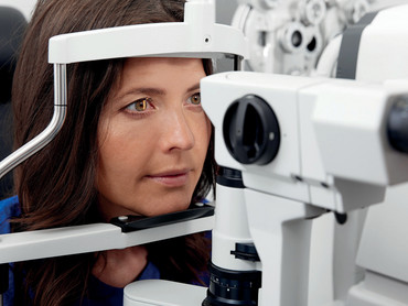 Neben der Brillenglasbestimmung (Refraktion) kann der stationäre Augenoptiker weitere Tests zu verschiedenen Sehfunktionen durchführen. Stellt er eventuelle Auffälligkeiten am Auge fest, kann er den Kunden zu deren Abklärung an den Augenarzt weiterleiten. Foto: ZVA/Peter Boettcher/akz-o